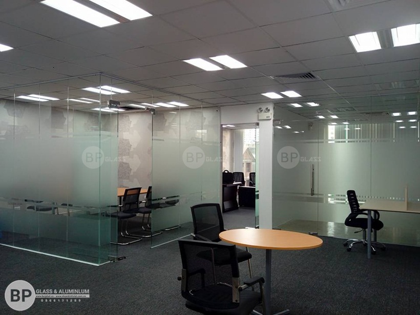 Hoàn thiện vách kính văn phòng Cho Công Ty XNK Thái Sơn